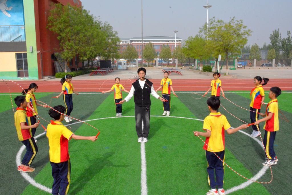 中小学生每天在校运动时间如何达到E星体育下载2小时？——来自河北多地校园的走访观察(图1)
